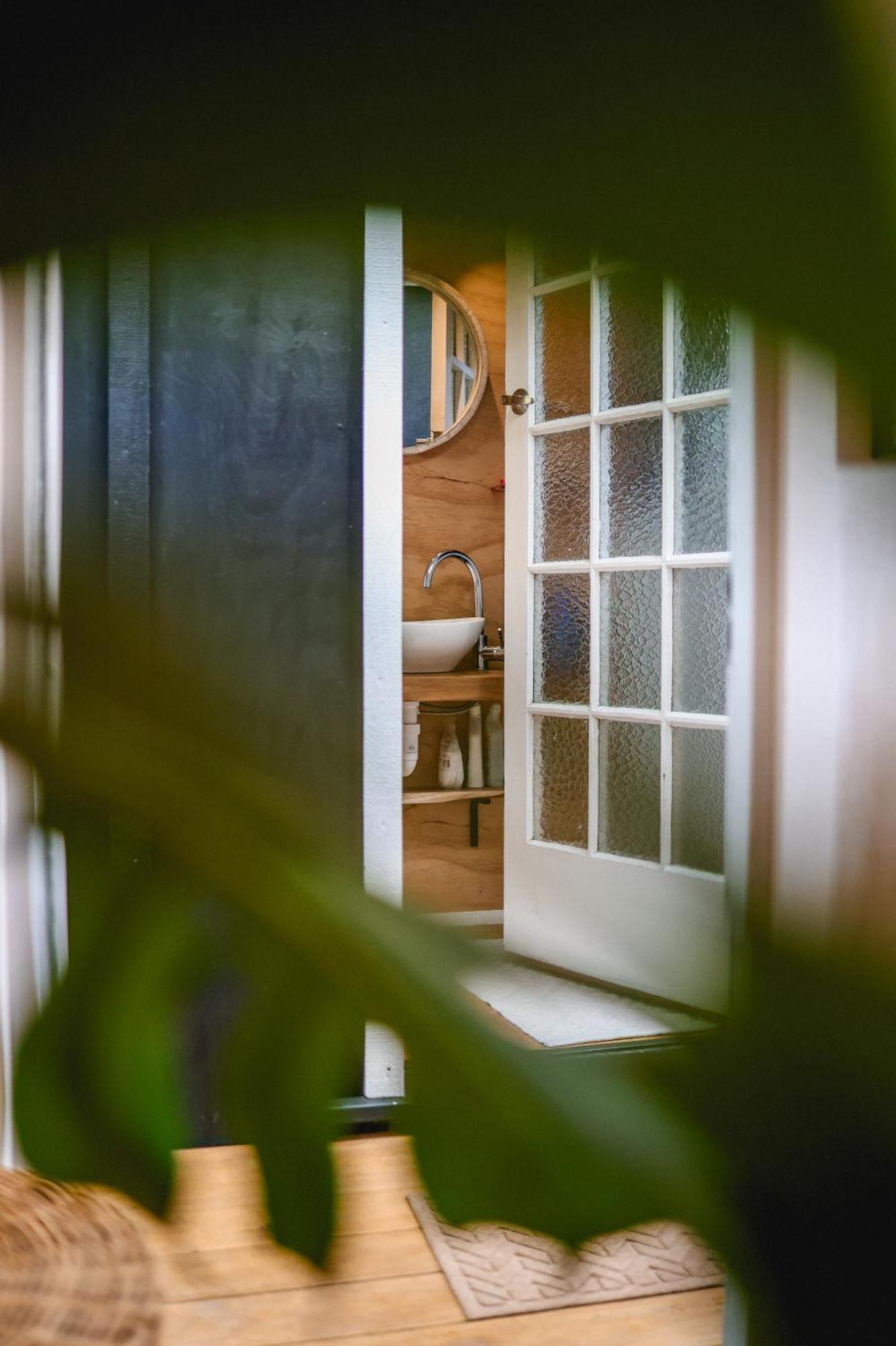 Kaitake Kabana - Unique, Off-Grid, Studio Retreat Oakura Eksteriør bilde